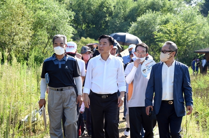 의정부시는 8월 12일 의정부시 관계자들을 비롯해 시민 약 35명과 함께 국도3호선 대체우회도로 부용터널 상부 유휴부지를 찾아 활용방안을 모색했다.