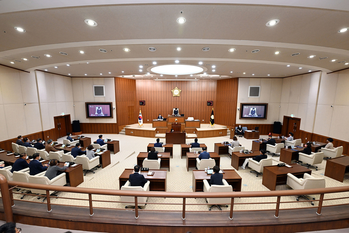 의정부시의회(의장 최정희)는 17일 제317회 임시회를 개회하고 31일까지 15일간의 의정활동에 들어간다.
