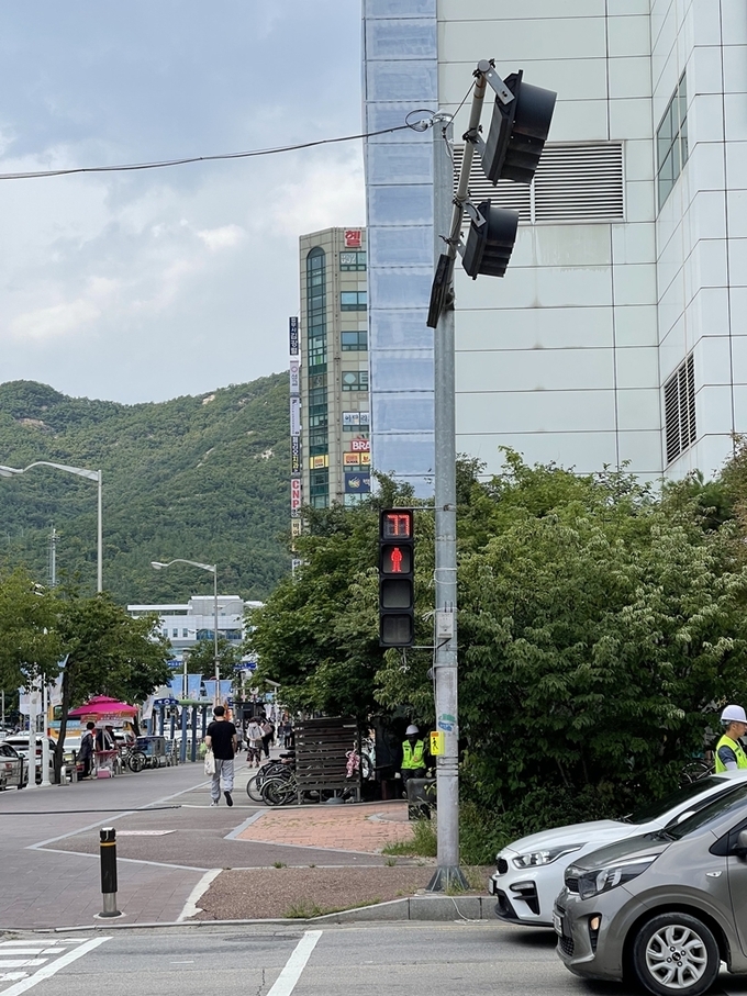 의정부시는 8월 18일 무단횡단 근절, 보행교통 환경 개선을 위해 관내 교차로 2곳(횡단보도 9면)에 전국 최초로 보행신호등 적색 잔여 시간 표시기를 설치했다고 밝혔다.