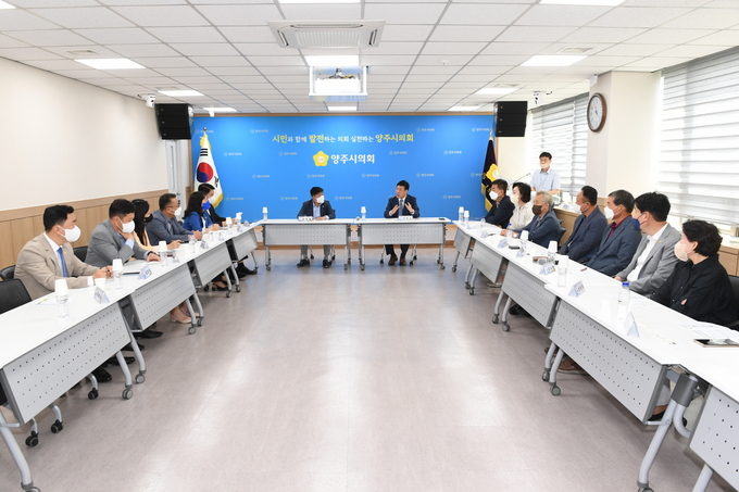 양주시의회가 23일, 시의회 2층 대회의실에서 양주시상공회 임원들과 간담회를 갖고 기업의 경영 환경 개선을 위한 소통에 적극 나섰다.