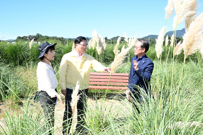 강수현 양주시장은 2일‘양주 천만송이 천일홍 축제’장소인 양주나리농원을 방문해 막바지 개장 준비가 한창인 현장을 살폈다.