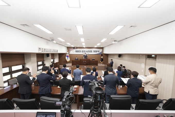 김포시는 2일 오는 8일 내년부터 향후 4년간 김포시의원들이 받게 될 의정비를 결정하기 위한 심의회를 개최한다고 밝혔다.