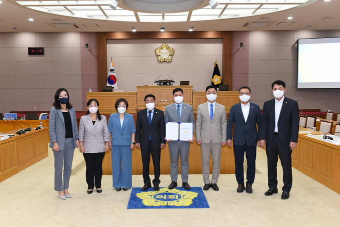 의장을 비롯한 양주시의원들이 양주시 조정대상지역 지정 해제 촉구 건의안을 만장일치로 채택했다.