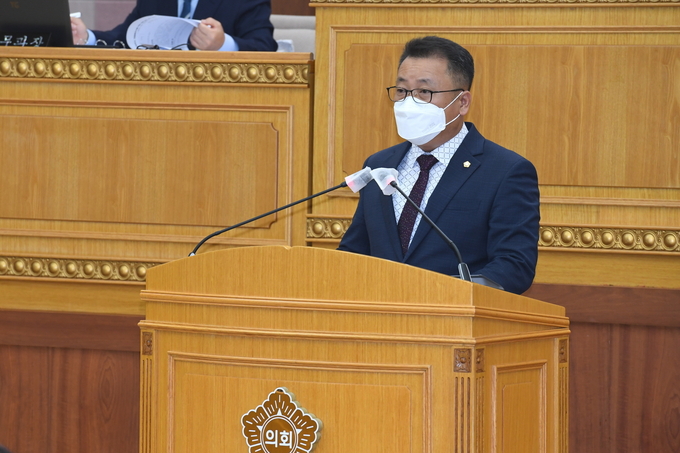 정현호 의원이 제346회 정례회 제3차 본회의에서 ‘의정부시 자원회수시설 이전 건립 철회 촉구 건의안’을 대표 발의하고 있다.