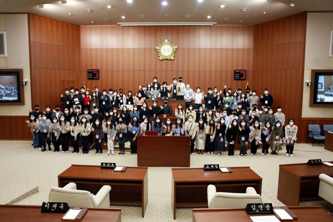 의정부시 신규공직자 90명이 7일 ‘의정부시 신규임용자 교육’의 일환으로 의정부시의회를 견학 방문했다.