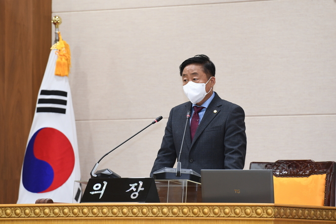 윤창철 의장이 제347회 임시회 제1차 본회의를 개의하고 있다.