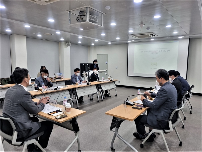 지난 11일 비점오염원에 대한 종합 관리대책 마련을 위해 열린 ‘김포시 비점오염 관리방안 수립 연구용역 중간보고회’. 회의 참석자들이 허승범 부시장의 말을 유심히 듣고 있다.