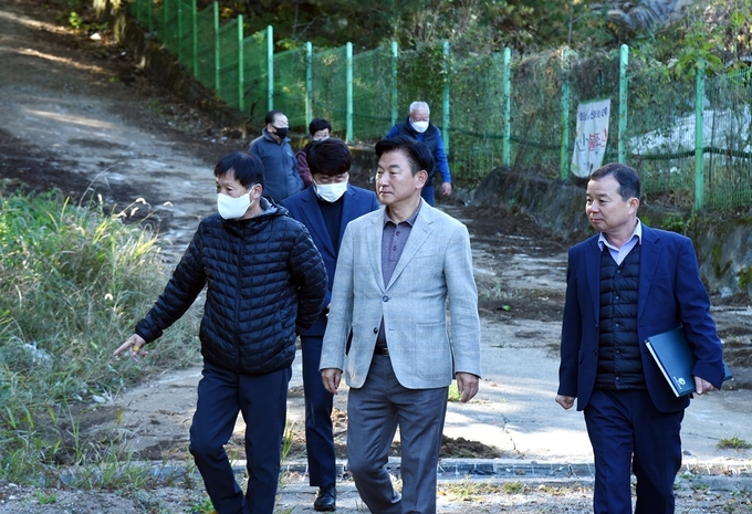 김동근 의정부시장은 10월 19일 고산동 511-8번지 일원 도시취약지역 개조사업(새뜰마을)을 추진 중에 있는 빼벌마을을 방문해 마을의 전반적인 사업계획 및 현장 여건 등을 살펴보고 마을을 둘러보았다.