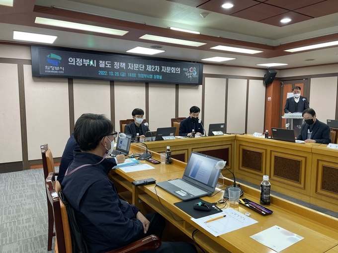 의정부시는 10월 28일 오후 2시 철도ㆍ교통분야 전문가 10명과 부시장이 참석한 가운데 ‘의정부시 철도 정책 자문단’의 제2차 자문회의를 개최했다고 밝혔다.