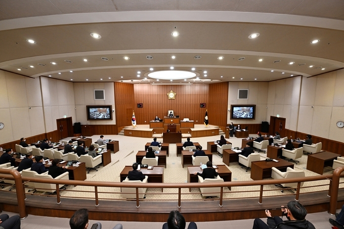 의정부시의회(의장 최정희)는 4일 제3차 본회의를 끝으로 24일간 진행한 제318회 제1차 정례회를 마무리했다.