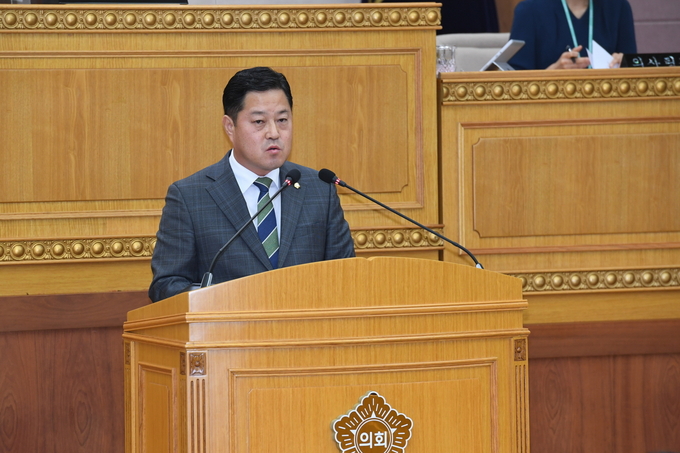 김현수 의원이 제349회 임시회 제7차 본회의에서 ‘동두천양주교육지원청 분리 촉구 건의안’을 대표발의하고 있다.