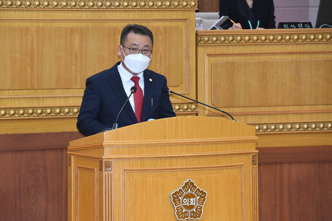정현호 의원이 제350회 정례회 제1차 본회의에서 ‘국도3호선 확장사업의 신속한 이행 촉구 건의안’을 대표발의하고 있다.