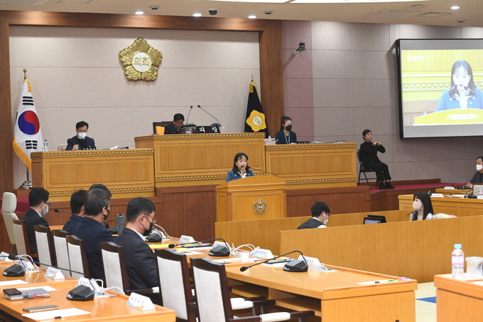 이지연 예산특별위원회 위원장이 19일 오전, 본회의장에서 내년도 예산안 심사결과를 보고하고 있다.