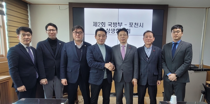 포천시는 지난 20일 6군단 회의실에서 국방부와 6군단 부지활용 협의를 위한 ‘제2차 상생협의회’를 개최했다. 