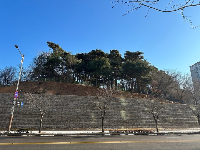 김포시 클린도시사업소(소장 두철언)는 올해 8월 집중호우로 인해 붕괴 피해가 발생했던 걸포중앙공원 사면의 복구사업을 완료했다고 밝혔다. 