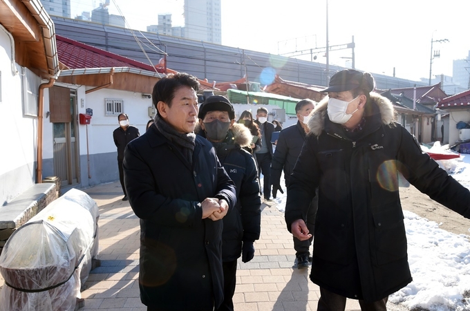김동근 의정부시장은 1월 4일 의정부동 287-34번지 일원의 도시취약지역 개조사업(새뜰마을)을 추진 중에 있는 신흥마을을 방문해 현재 추진 중인 주민거점공간 조성부지, 환경정비사업(생활인프라사업)에 대한 추진 상황을 살펴보고 마을을 둘러보았다.