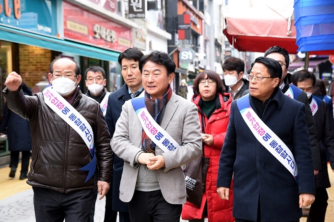 김동근 의정부시장은 1월 17일 설 명절을 앞두고 관내 전통시장인 제일시장을 방문해 상인들을 격려하고 전통시장 이용 활성화 등 민생안정 전반을 살폈다.