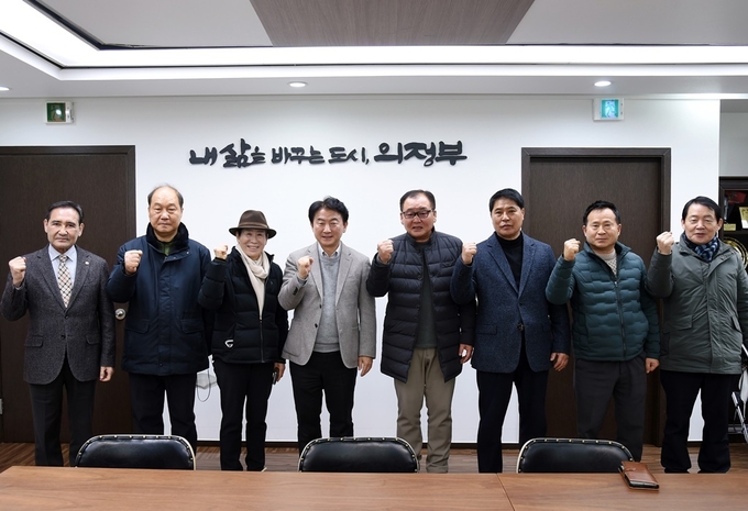 의정부시는 1월 17일 한국노총 경기중북부지부 여인천 의장 및 임원진이 의정부시청을 방문해 김동근 시장과의 신년 인사 및 간담회를 가졌다고 밝혔다.