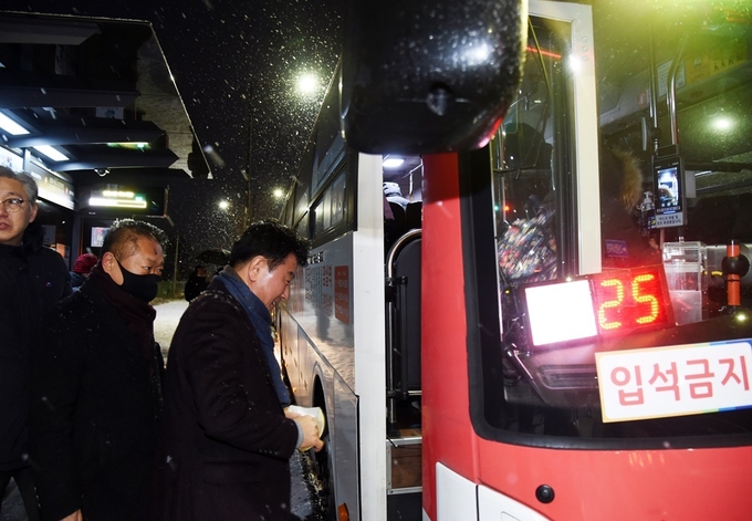 김동근 의정부시장은 1월 26일 ‘현장출동, 김동근이 달려갑니다’의 일환으로 출근길 G6100번 광역버스의 고산지구 정류소 탑승 현장을 방문했다.