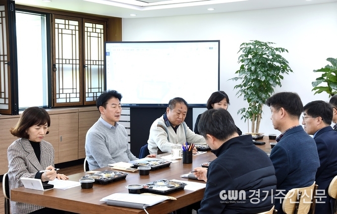 김동근 의정부시장은 1월 30일 집무실에서 오전 11시 50분부터 1시간가량 국·과장 7명과 함께 난방비 폭등 관련 긴급 대책회의를 가졌다.