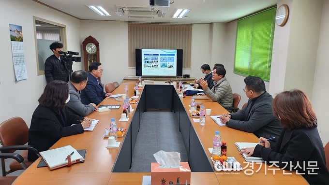강 시장은 지난 2일 광적면 소재 신창핫멜트(주)(대표 노동건)와 은현면 소재 ㈜광신수출포장(대표 이병준)을, 3일에는 남면 소재 서안켐택(주)(대표 이승준)를 연달아 방문해 우수한 품질의 제조현장을 둘러보고 지역 기업의 혁신지원 방안에 대해 논의하는 등 지역 상공인과의 소통행보를 이어갔다.