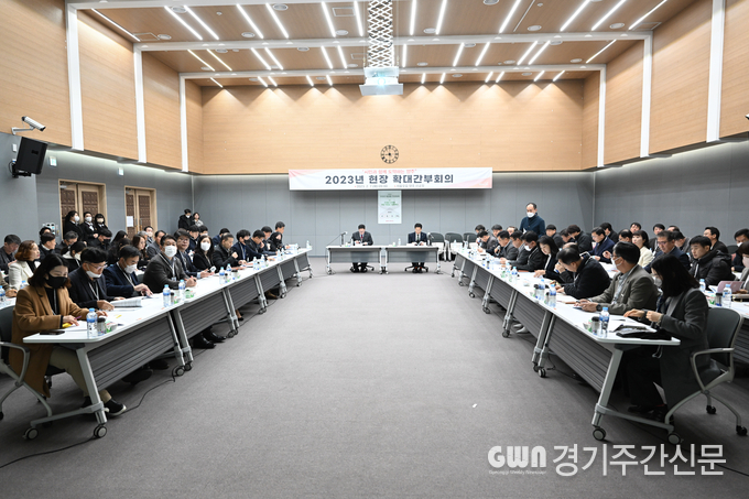 양주시는 7일 은현면 소재 서울우유 양주신공장 대강당에서 강수현 시장 주재로 금철완 부시장, 간부공무원 등 70여명이 참석한 가운데 현장 간부회의를 개최했다.