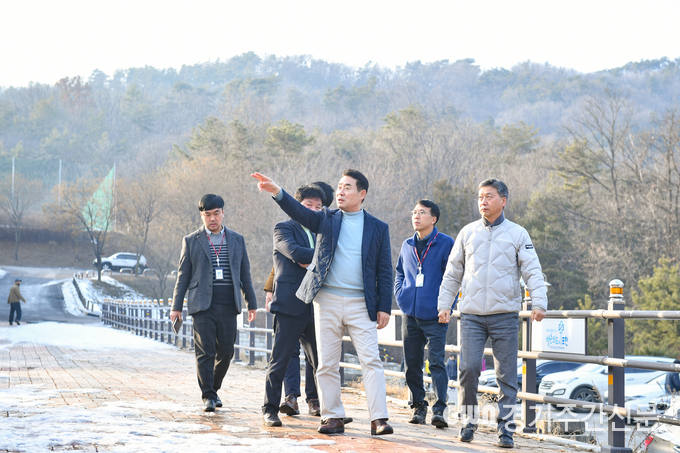 백영현 포천시장은 지난 7일 소흘읍 이동교리, 군내면 용정리, 창수면 가양리 일원에서 조성중인 공공체육시설 공사 현장을 점검했다.