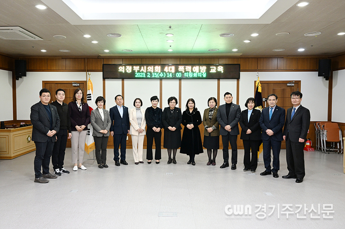 의정부시의회(의장 최정희)는 15일 시의회 의원회의실에서 의원 13명 전원이 참석한 가운데‘성희롱·성매매·성폭력 및 가정폭력 예방교육’을 실시했다.