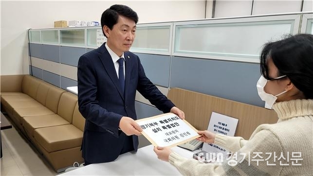 국회 국토교통위원회 소속 더불어민주당 김민철 의원(경기 의정부시을)이 15일 경기북부 지역주민의 오랜 염원인 「경기북부특별자치도 설치 등에 관한 특별법안」을 총 61명의 국회의원이 동참한 가운데 대표발의했다고 밝혔다.