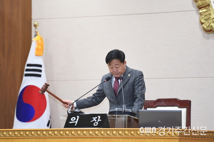 윤창철 의장이 제352회 임시회 제1차 본회의에서 ‘양주시 저소득 주민 생활안정 지원 조례안’을 의결하고 있다.