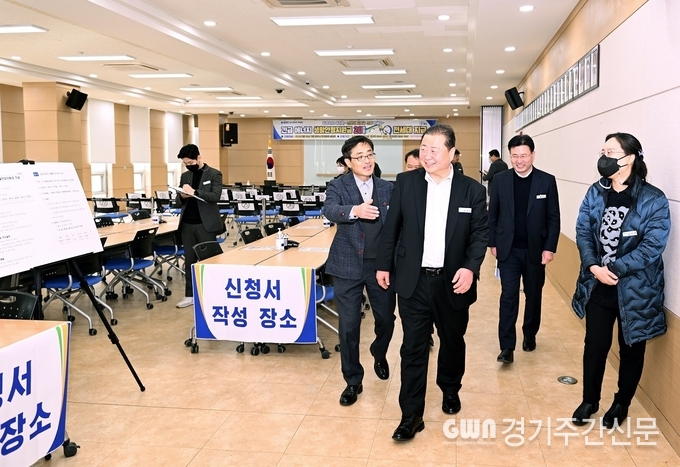 김경일 파주시장은 22일, 파주읍 행정복지센터를 방문해 긴급 에너지 생활안정지원금 신청 과정을 점검했다.
