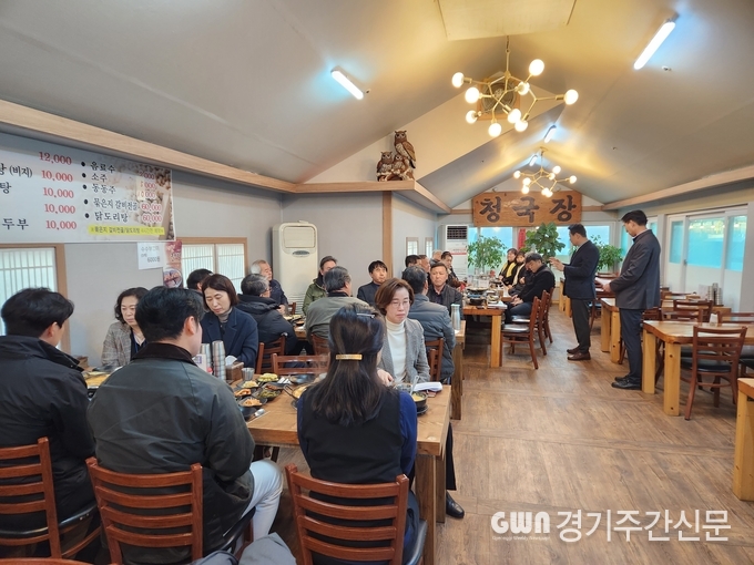 백영현 포천시장은 지난 22일 신북면 소재의 한 식당을 찾아 ‘신북면 이장들과 함께하는 공감․소통 조찬간담회’를 가졌다.