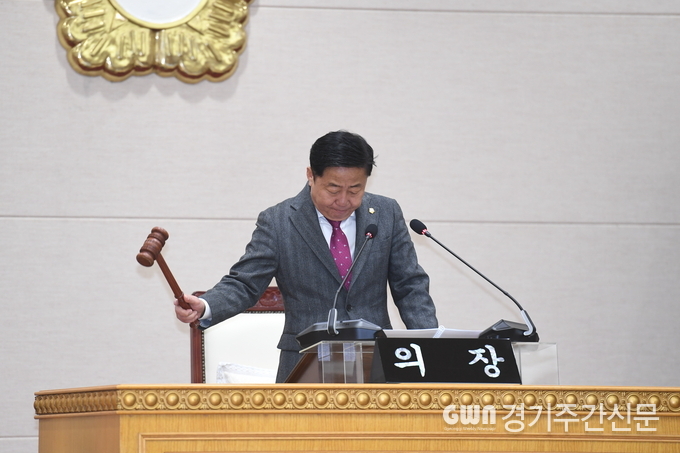 윤창철 의장이 의사봉을 두드리며 홍복저수지 상수원 보호구역 지정 해제 촉구 건의안을 채택하고 있다.