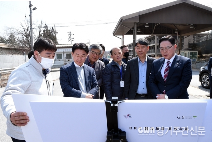 김동근 의정부시장과 강수현 양주시장은 3월 20일(월) 가능~광적 4차로 확장 및 신설 도로 계획의 일환으로 의정부 구간(녹양~어둔 도로 확장·포장 계획)과 연결되는 캠프 레드 클라우드 내 관통 도로를 둘러봤다.