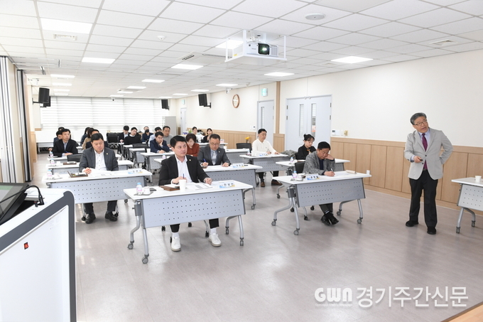  시의회 대회의실에서 2023년 제1차 의정실무 교육을 받고 있다.