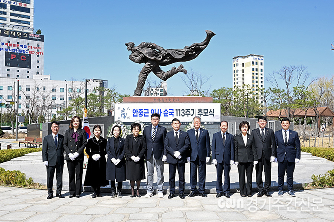  의정부시의회(의장 최정희)는 26일 안중근 의사의 순국 113주기를 맞아 의정부 역전근린공원 안중근 의사 동상 앞에 마련된 분향소를 찾아 헌화 및 분향하며 안중근 의사의 희생정신과 애국정신을 기리는 시간을 가졌다. 
