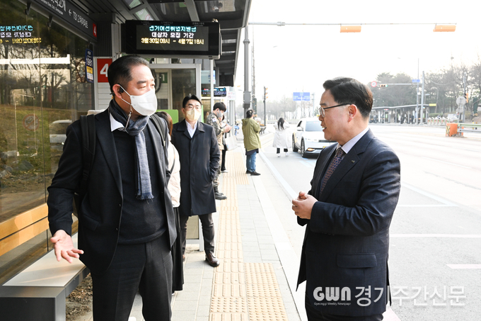  강수현 양주시장은 28일 오전 대중교통을 이용해서 출근하는 시민들의 불편사항과 현안에 대한 다양한 의견을 현장에서 청취하고 수렴하고자 민생 소통 행보에 나섰다. 