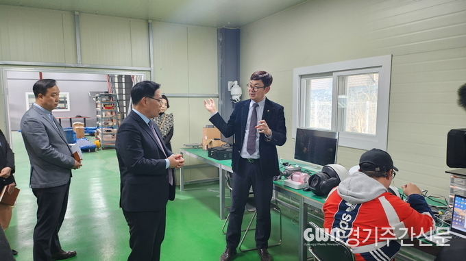 강 시장은 광적면 소재 동화윈(주)(대표 이효남)과 ㈜플랜비(대표 김지혜)를 연달아 방문해 우수한 품질의 제품을 생산하는 현장을 둘러보고, 기업의 애로사항을 청취와 해소방안에 대해 논의하는 등 중소기업인과의 적극적 소통 행보를 이어갔다.