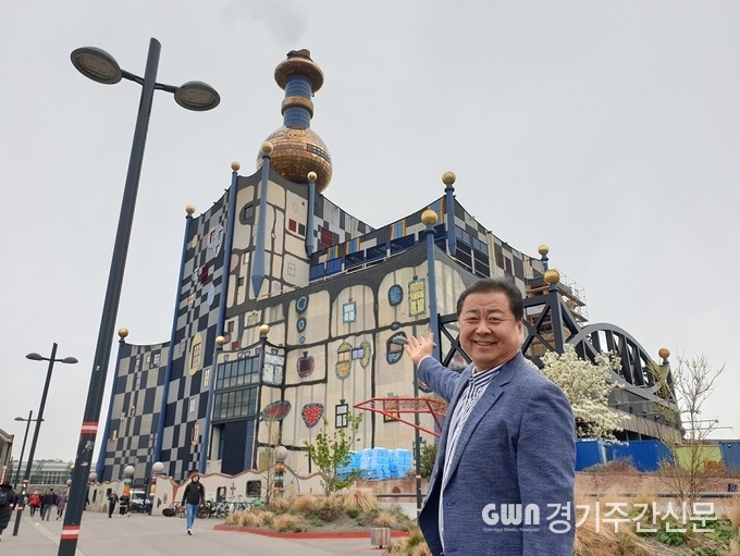  김경일 파주시장이 지난 22일부터 30일까지의 해외 선진 소각시설 시찰을 마치고 파주시 환경기초시설 건립을 위한 청사진을 구체화할 계획이다. 