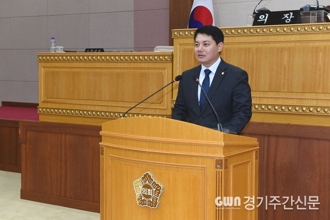  한상민 부의장이 ‘북한산국립공원 우이령길 전면 개방 및 강북 우이에서 양주 장흥 간 광역도로 개설 촉구 건의안’을 대표 발의하고 있다.