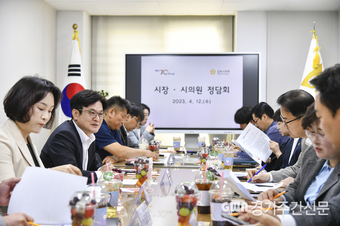 김포시는 12일 김포시의회 의원들과 정담회를 열고 지역 숙원인 ‘서울 지하철 5호선 김포 연장’을 비롯한 주요현안을 논의했다.