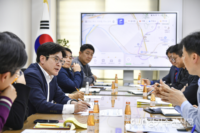  김병수 김포시장과 시 주요관계자들이 ‘골드라인 혼잡률 완화 방안 긴급회의’를 진행하는 모습이다.