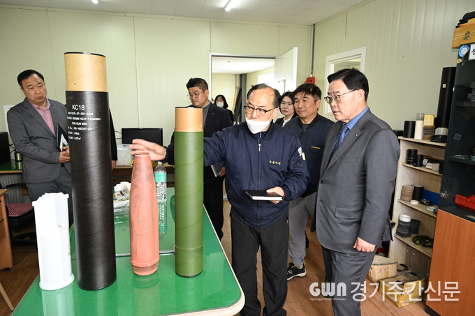  강수현 양주시장은 지난 14일 봉양동에 위치한 관내 중소기업 2곳을 찾아 임직원을 격려하고 기업의 애로사항과 현안을 청취했다.<br>