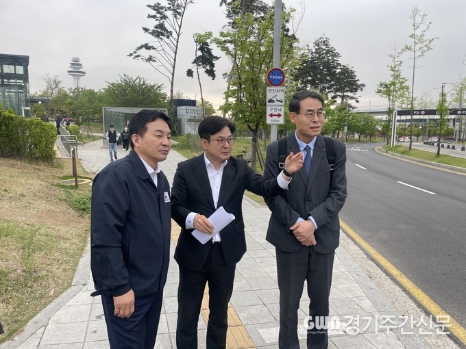  원희룡 국토교통부 장관과 김병수 김포시장이 김포골드라인 김포공항역 앞에서 퇴근길 시민들의 탑승 상황을 살피며 퇴근 시간대 혼잡률을 파악하고 긴급 투입될 버스노선 등을 점검하고 있다.
