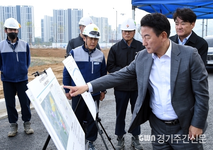  김동근 의정부시장은 4월 26일 의정부고산수자인 아파트 입주 시 국도43호선(송산로)의 교통 체증이 가중될 것으로 예상됨에 따라 이를 해소하기 위해 ‘의정부 복합문화융합단지 도시개발사업’ 구역 내 우선 개통 도로 개설 현장을 방문했다.