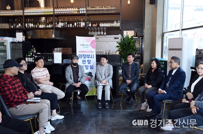  기업 유치 등 ‘일자리가 풍부한 도시’만들기에 한창인 김동근 의정부시장이 이번에는 민생경제에 활력을 불어넣고자 지역 상인들을 직접 만났다.