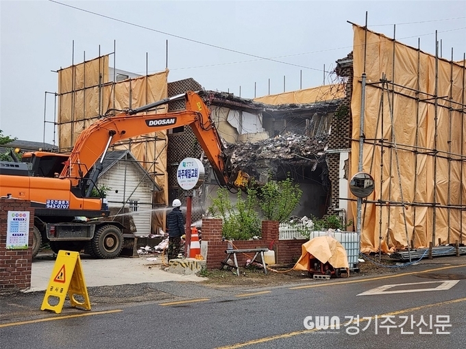  파주시는 지난 4월 1일 불법 건축물 자진철거 명령(2차) 이후 총 3개동의 무허가 및 불법 증축 건물에 대한 자진 해체 신고가 들어왔으며, 이 중 1개 건축물에 대한 자진 철거가 이뤄지고 있다고 밝혔다. 
