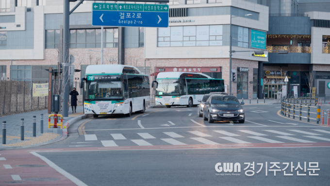  김포시는 5월 8일부터 김포골드라인 혼잡률 해소를 위해 도입한 70번 버스의 운행 횟수를 24회 증회한다고 밝혔다.