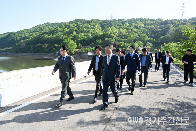  강수현 양주시장은 9일 간부공무원 20여명과 함께 백석읍 소재 홍복저수지 상수원보호구역을 찾아 현장간부회의를 진행했다.