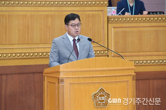  김현수 의원이 ‘경기북부특별자치도 설치 촉구 건의안’을 대표 발의하고 있다.